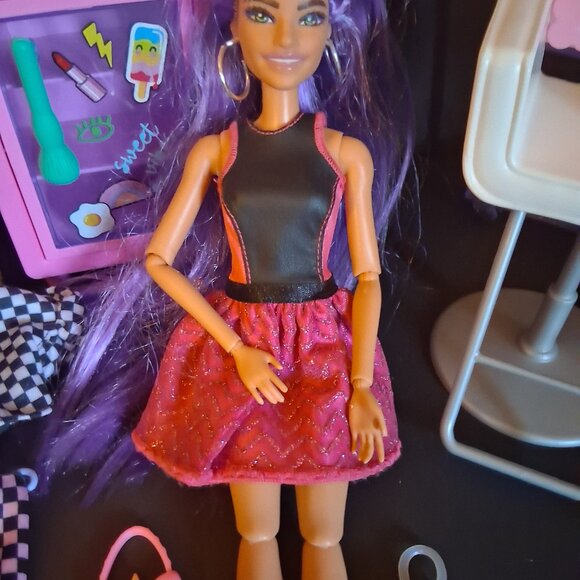 Barbie Extra Vanity Playset & 11" Barbie doll - Picture 2 of 2